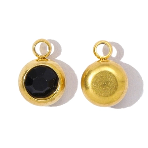 Détail de pendentifs ronds en pierre de naissance noire avec placage en or et serti