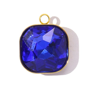 Vue détaillée du pendentif carré en cristal bleu foncé avec bordure dorée en acier