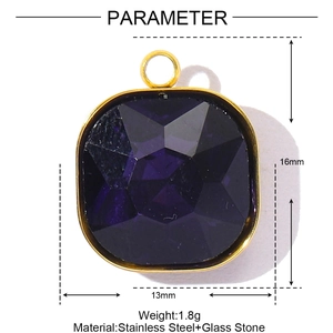Gros plan d'un pendentif carré en cristal de verre violet de 16mm avec bordure dorée