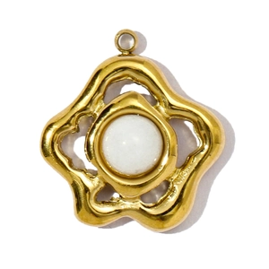 Detailopname van de gouden bloemenhanger met witte agaatsteen en een ronde beugel