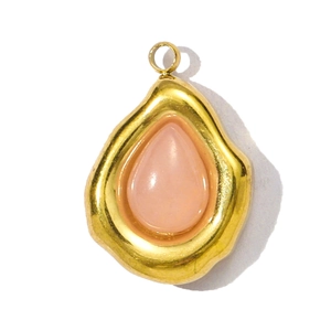 Detail van de druppelvormige hanger met roze edelsteen en gouden roestvrijstalen frame