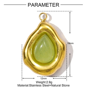 Detail van vintage druppelvormige hanger met lichtgroene natuursteen en gouden frame