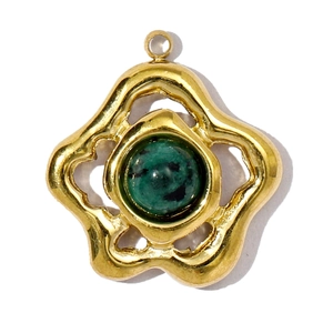 Detail van een gouden bloemenhanger met een groene natuursteen en een ronde ophanglus
