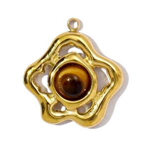 Detail van de bloemvormige titanium stalen hanger met tijgeroog steen en gouden finish