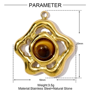 Detail van bloemvormige gouden roestvrijstalen hanger met tijgeroogsteen 20mm x 18mm
