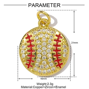 Detailaufnahme des Baseball-Anhängers mit weißen Zirkonia und roter Emaille auf Gold