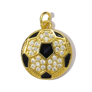 Nahaufnahme eines goldenen Fußball-Anhängers mit weißen Zirkonia und schwarzer Emaille