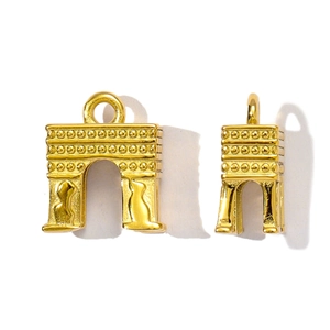 Détail de breloques dorées en forme d'arche avec motifs en relief pour bijoux DIY