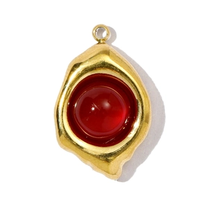 Gouden titanium stalen hanger in lavastijl met een ronde rode agaat edelsteen centraal