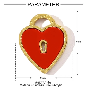 Vista macro del ciondolo a forma di cuore rosso e oro, dettaglio in acciaio inossidabile