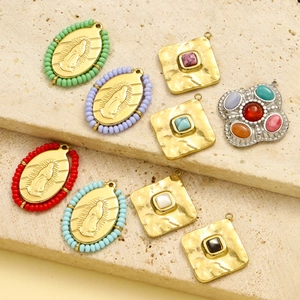 Pendentifs français en pierre naturelle avec Vierge Marie et fleurs en or et argent