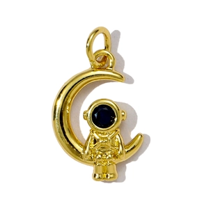 Detailaufnahme des goldenen Astronauten auf dem Mond Anhänger mit blauem Zirkonia-Stein