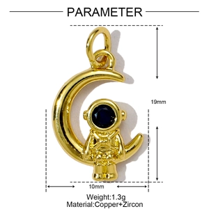 Makroaufnahme von Gold-Astronauten-Anhänger mit Maßen und Zirkonia-Inlay-Details