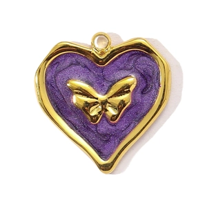 Dettaglio di un ciondolo a cuore con smalto viola e un rilievo di farfalla dorata