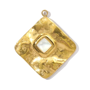 Pendentif carré doré en acier inoxydable avec texture martelée et nacre naturelle