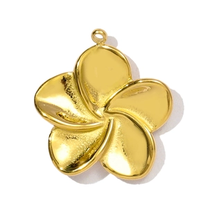 Vue détaillée d'un pendentif fleur de frangipanier en acier inoxydable doré poli