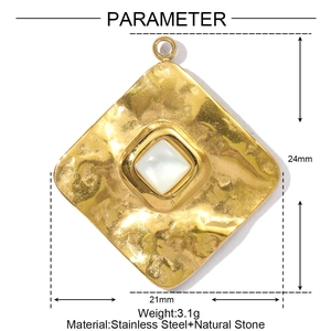 Détail d'un pendentif carré en acier inoxydable doré avec texture et pierre naturelle