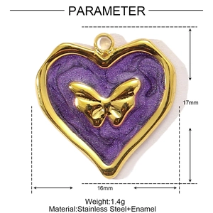 Dettaglio del ciondolo cuore farfalla in smalto viola con dimensioni 17x16 mm