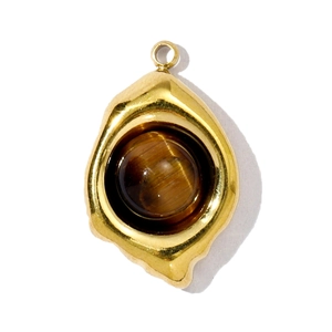 Detail van tijgeroog hanger met onregelmatige gouden roestvrijstalen rand voor kettingen