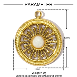Detailweergave van een 17mm ronde gouden opengewerkte hanger met natuursteen