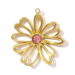 Pendentif tournesol doré avec pétales ajourés et pierre précieuse rose au centre