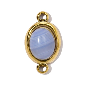 Detail van ovale blauwe agaat hanger met gouden rand voor DIY-sieraden maken