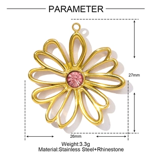 Détail du pendentif fleur en acier doré avec strass rose et pétales ajourés chic