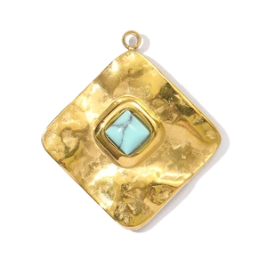 Détail d'un pendentif carré doré avec incrustation de pierre bleue pour création de bijoux