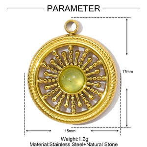 Detail van 15mm gouden roestvrijstalen hanger met groene edelsteen en maataanduidingen