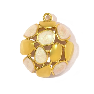 Colgante sol estrella de mar de acero dorado hueco con incrustación rosa perla en blanco