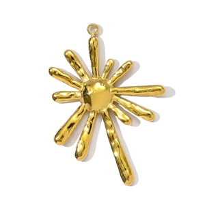 Détail d'un pendentif fleur dorée avec texture martelée et rayons solaires pour colliers