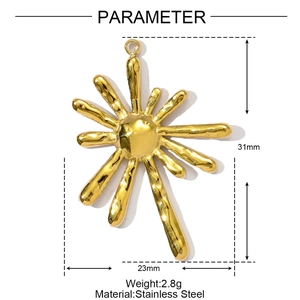 Pendentif tournesol en acier doré martelé, dimensions 31mm x 23mm, poids léger de 2,8g