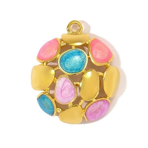 Detalle de un colgante redondo de acero de titanio con esmalte rosa y azul y oro