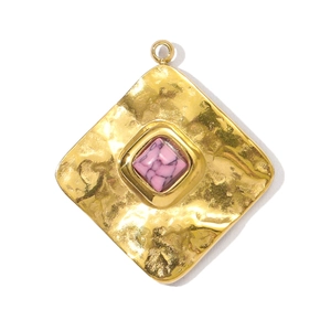 Vue détaillée du pendentif carré doré martelé avec pierre de marbre rose incrustée