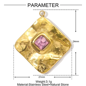 Détails du pendentif carré martelé doré avec pierre rose et dimensions précises