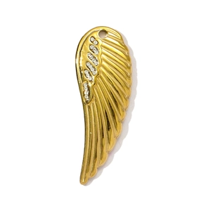 Détail du pendentif aile dorée avec textures de plumes et incrustation de strass blancs