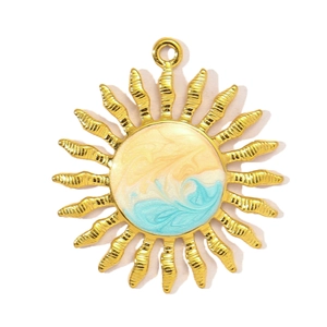 Colgante de sol de acero dorado con incrustación de esmalte amarillo y azul cielo