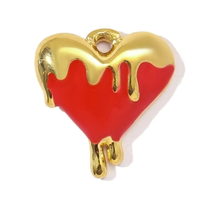 Dettaglio del ciondolo a cuore in smalto rosso con effetto lava dorata e gancio sicuro