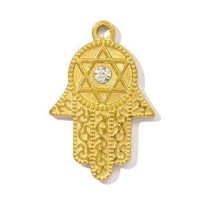 Vue détaillée du pendentif main de fatma en or avec étoile de David et zircon