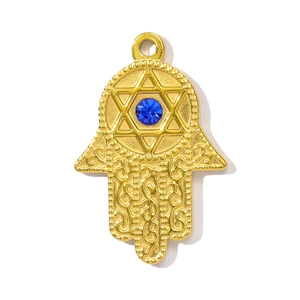 Gros plan détaillé du pendentif main de Fatma doré avec cristal bleu et étoile
