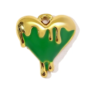 Dettaglio del ciondolo a cuore con smalto verde fuso su base in acciaio inox dorato