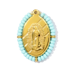 Détail du pendentif Vierge Marie en or avec perles bleues et texture en relief
