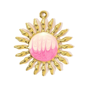 Primer plano detallado de un colgante de girasol dorado con esmalte rosa y blanco fino