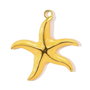 Vista detallada del colgante de estrella de mar en esmalte amarillo con bordes dorados