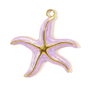 Detalle del colgante de estrella de mar en esmalte lavanda con bordes dorados y aro