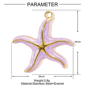 Detalle macro del colgante de estrella de mar en esmalte púrpura con medidas y acero inoxidable