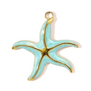 Detalle del colgante de estrella de mar en esmalte azul claro con marco dorado de acero