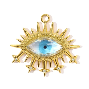 Λεπτομέρεια χρυσού μενταγιόν Evil Eye με μπλε κρύσταλλο και μικρά αστέρια με στρας