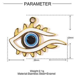 Λήψη macro του μπλε σμάλτου evil eye με χρυσό φινίρισμα από ατσάλι και μέγεθος 28mm