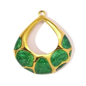 Primer plano del colgante de gota dorado con purpurina verde y marco metálico